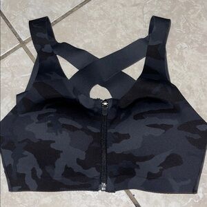 Black Camouflage Women's Sports Bra
Great condition 
Zips from the front
